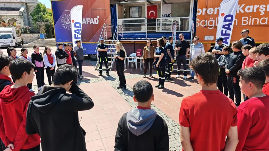 DEPREM SİMÜLASYON TIRI VATANDAŞLARLA BULUŞTU